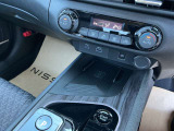 ワイヤレス充電器付きでスマホの置き場所にも困りません!