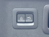 【パワーバックドア】スマートキーや運転席のボタンを押すだけでリアゲートが自動で開閉します!荷物を持っている時や、高い位置にあるバックドアを閉める際に便利な機能です♪