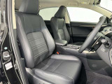 シックな色使いの運転席周りですね。すっきりとしたデザインで上品な色使いです。居心地の良い運転席、長く座ってられるリラックスできるデザインがいいですね。