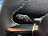 MINIの運転席操作部は、中央に構えるディスプレイが最大の特徴です。航空機を思わせるトグルスイッチなど、直感的で遊び心のあるメカニカルな操作感が、ゴーカートのような走りの高揚感を高めます。