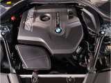 【BMWエンジン】革新的なガソリン・エンジン・テクノロジーによる高性能かつ高効率。レスポンスの良いパワーを発揮。常にスムーズな吸気を実現しアクセル開度にダイレクトに反応しドライビングを楽しく演出。