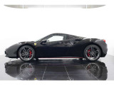 リアは、ワイドで力強いスタンスと、フェラーリらしい存在感を放つデザインが魅力です。左右に配置されたテールランプや立体的なリアバンパーが、スポーツカーらしい迫力を演出。