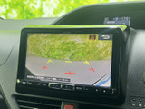 後方の映像に加えて目安となるガイド線が表示され、駐車時の後方確認をサポートします。車庫入れや狭い場所での切り返しなど、周囲を確認したい場面で役立つ装備です。
