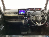 車内は光触媒抗菌消臭施工済です。インパネ周りはスタイリッシュなデザインで機能や装備も充実しています。グローブボックスやカップホルダーのほかにトレーなどたくさんの収納スペースが付いています。
