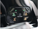 【IQ.LIGHT】 対向車や先行車のドライバーを眩惑することなく、前方の路面と路肩を広範囲に明るく照らすことができるマトリックスLEDヘッドライトを装備。快適なドライブをアシストします。