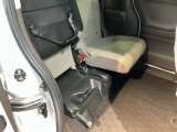 シートをはね上げれば、高さのある荷物も積めます。