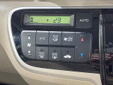 【オートエアコン】一度お好みの温度に設定すれば、車内の温度を検知し風量や温度を自動で調整。暑い&hellip;寒い&hellip;と何度もスイッチ操作をする必要はありません。快適な車内空間には必須の機能ですね♪