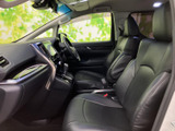 運転席と助手席は身体を包み込むような形状で、落ち着いて座れる空間です。前方の視界も広く、同乗される方にもゆったりとくつろいでいただけます。