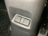 アームレストの後ろ側には、リア席用の充電可能なUSB端子が2個ついています。移動中に充電もできるので便利です。