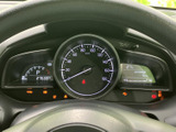 速度計を中心に、燃料計や各種表示がまとまっており、運転に必要な情報を確認しやすい配置です。走行中も視線移動を抑えながら、状況を把握できます。