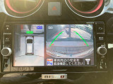 インテリジェント アラウンドビューモニター。上空から見下ろしている様な映像をモニターへ映し出し、スムーズな駐車をサポートします。さらに障害物検知センサー反応すると、警告表示、警告音により注意を促します