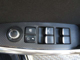 運転席の窓操作部分です。スイッチでミラーや窓の開閉が電動で行えます。