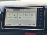 目的地や音源、電話などのメニューを画面から選べる仕様です。項目ごとに表示が分かれており、必要な情報へアクセスしやすく、日常の移動を便利にサポートしてくれます。