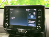 ラジオや接続機器の情報をひと目で確認できる画面を備え、音源選びもスムーズ。必要な案内を見やすく表示し、通勤や休日のお出かけを快適にサポートします。