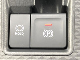 【電動パーキングブレーキ】パーキングブレーキは便利な電動式!ボタン一つで操作でき、アクセルを踏めば自動で解除されます♪レバーやペダルが無いので運転席廻りもすっきりしますね♪