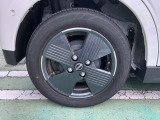 先進的な電気自動車のサクラにふさわしい和を感じる14インチアルミホイールが付いています!