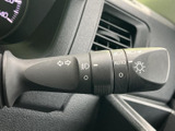 レバーには矢印やライト類の表示があり、機能を確認しやすい仕様です。運転席から視認しやすい位置にまとまり、日々の運転で扱いやすい装備となっています。