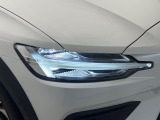 【LEDヘッドライト】悪天候や夜間走行時も良好な視界を確保し、安心して運転できる高輝度LEDヘッドライト!北欧神話に登場する「トールハンマー」をモチーフにした、一目でボルボとわかるデザインです。