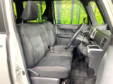 運転席まわりには十分なスペースがあり、大柄な方でもゆったり運転していただける環境です。