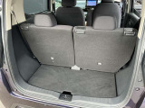 バックドアは大きく開きます。定員乗車時でも十分広いラゲッジスペースを確保しています