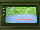 画面上に後方の映像とガイドラインが表示され、駐車時に周囲の位置関係を確認しやすい仕様です。車庫入れや狭い場所での後退時に、目視とあわせて活用いただけます。