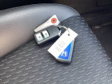 お持ちいただくだけでドアロックの開け閉めからエンジン始動までできちゃう賢く便利なスマートキーを装備!もうバッグやポケットからキーを出さなくても大丈夫ですよ