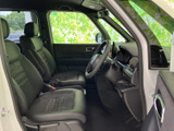 前席はシートにゆとりがあり、運転席からの視界も広く感じられる室内です。落ち着いた色合いでまとまり、座ったときもすっきりと過ごせる空間です。