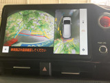 後方の映像に加えて車両を上から見た表示も確認でき、駐車時に周囲の位置関係を把握するのに役立ちます。ガイド線も表示され、車庫入れや駐車をサポートしてくれる便利な装備です。