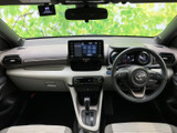 前席から見渡す車内は、ダッシュボードがすっきりまとまり、運転席からの視界も開放的です。明るい内装色と落ち着いたシートの組み合わせで、運転する方も助手席の方もくつろげる空間です。