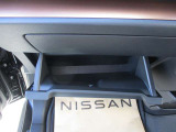 車検証ブックや小物などが収納できるスペースがあります。