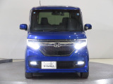 ハロゲンより明るく、より遠くまでさらなる安心感のあるLEDヘッドライトを採用。点灯忘れも防止できるオートライトコントロール機構付きです。
