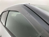 ドアバイザーも付いています。雨の日に少し窓を開けても、雨水が入りにくく、喫煙する方などにも強い味方です。