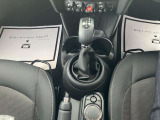 本革巻きシフトレバー、シート脇でナビ操作可能な専用スイッチ