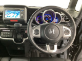【ハンドル】運転にかかわる様々な操作を安全に行えるように視点移動が少なく操作性に配慮されたスイッチ類が凝縮されたコックピットです。