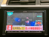 停車中にテレビ番組を視聴できる画面を備えています。ニュースや番組を楽しみたい休憩時間にも活用でき、画面上で放送内容を確認しやすい便利な装備です。