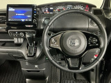 【ハンドル】運転にかかわる様々な操作を安全に行えるように視点移動が少なく操作性に配慮されたスイッチ類が凝縮されたコックピットです。