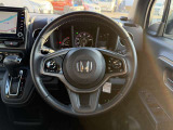 【純正革巻きステアリング】上質な革を使用することで、手にしっかり馴染みとても運転しやすいハンドルです♪