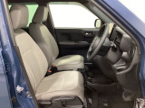 女性でも運転がしやすいように、シートの高さ調整機能(シートリフター)がついています。運転席と助手席の間が空いている為、助手席側への移動がスムーズです。交通量の多い道でも助手席側から乗り降りができます。