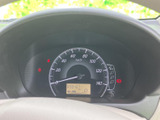 速度表示と各種ランプ、液晶表示がひと目で確認できる配置です。運転に必要な情報を視線移動を抑えて把握しやすく、日々の運転をサポートする装備です。