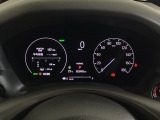 ハイブリット車専用のメーターです。右側の大型スピードメーターに加え、ステアリングスイッチを使って左のマルチインフォメーション・ディスプレイで燃費や動力伝達などの情報が見れるようになっています。