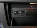 ETCユニットがグローブBOX内に収まっています。