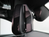 【ルームミラー一体型ETC】BMWといえばルームミラー一体型のETC。ドライバーから差し込めるかたちになっておりますので、差し忘れの際も慌てずにご利用いただけます。