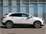 XT5は全長4825&times;全幅1915&times;全高1700と、アメリカンSUVの王道サイズとなります。同サイズの中でも存在感があります!