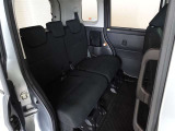 広いとは言えませんが3名乗車できるセカンドシートです。