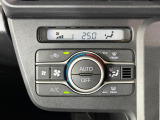 【オートエアコン】一度お好みの温度に設定すれば、車内の温度を検知し風量や温度を自動で調整。暑い&hellip;寒い&hellip;と何度もスイッチ操作をする必要はありません。快適な車内空間には必須の機能ですね♪