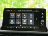 ホーム画面にナビや電話、FM、Bluetooth、USBなどの項目が並び、使いたい機能を選びやすい構成です。オーディオの音量調節も画面脇のダイヤルで行え、日々の操作に便利です。