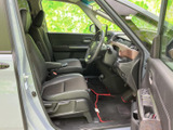 前席はゆったりとした座面とヘッドレストを備え、運転席・助手席とも落ち着いて過ごせる空間です。前方や左右の窓から外を確認しやすい視界も魅力です。
