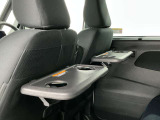 【パーソナルテーブル】セカンドシート用に前席の背もたれの裏側に折り畳み式テーブルがあります。ちょっとした食事をとるときにとっても便利です♪
