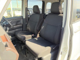 前席まわりは窓から光が入り、運転席・助手席ともに開放感のある空間です。座面と背もたれにゆとりがあり、同乗者にも落ち着いて過ごしていただけます。