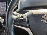 【ステアリングスイッチ】運転中視界をそらすことなくオーディオ操作ができます。